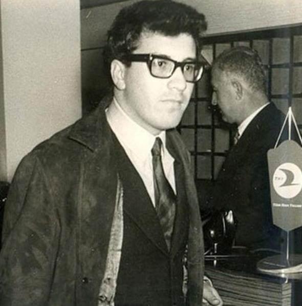 <p>Peppino Di Capri 1964'te İzmir'e geldiğinde Sibel Gazinosu'nda sahne almıştı. Kaldığı yer de Kısmet Otel'di.</p>
