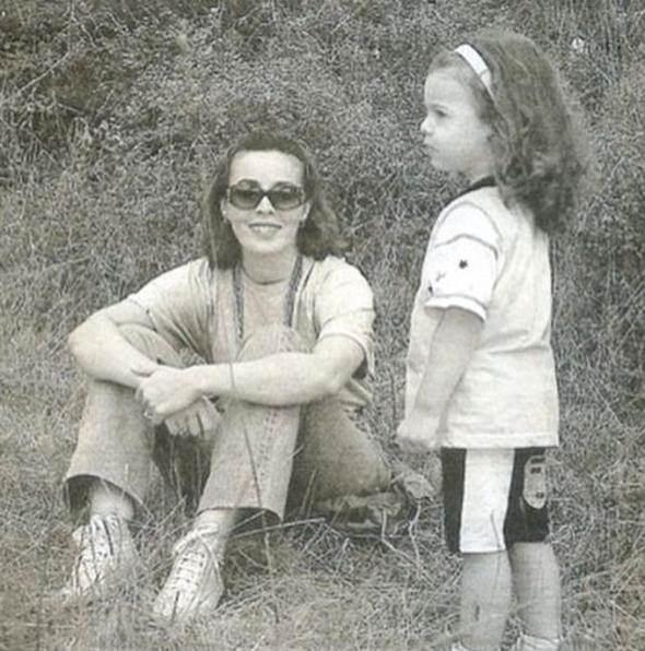 <p>Kocatepe'nin eşi Aysun Kocatepe ve kızı İlkyaz.</p>