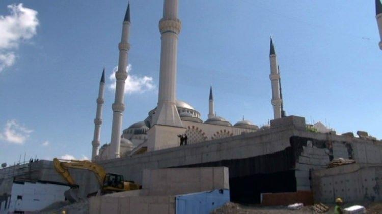 <p>Burada yapımı devam eden Çamlıca Camii'nde incelemelerde bulunan Erdoğan için yoğun güvenlik önlemleri alındı.</p>
