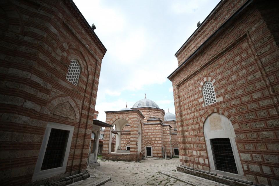 <p>Bursa'nın 1326 yılında Osmanlı tarafından fethedilmesinin ardından sultanların inşa ettirdiği külliyeler, kentin simgeleri arasında yer alıyor.</p>

<p> </p>
