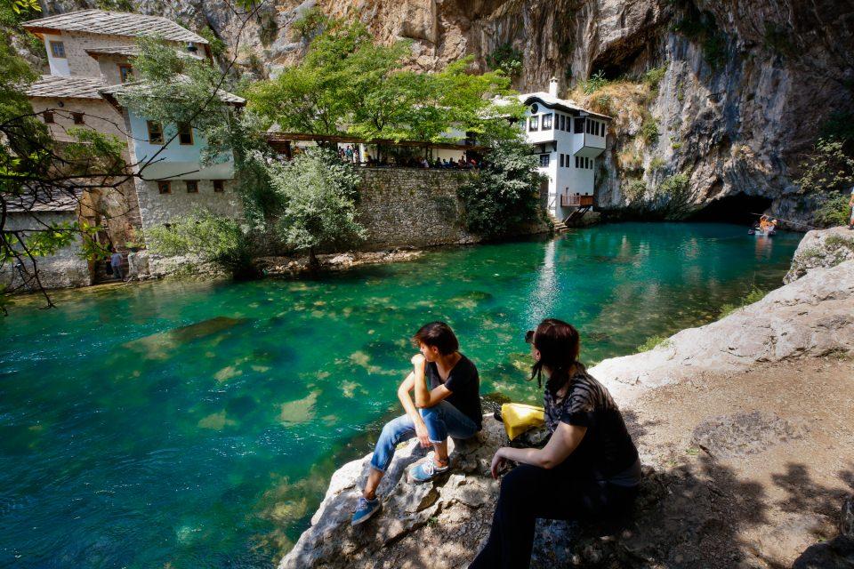 <p>Mostar şehrine adını veren 24 metre yüksekliğinde, 30 metre uzunluğunda, 4 metre genişliğindeki köprü, Bosna Savaşı sırasında 1993 yılında Hırvat birliklerince yıkılması ve 2004 yılında restore edilip tekrar açılmasıyla Mostar'ın hüzünlü çehresi olma özelliğine sahip.</p>
