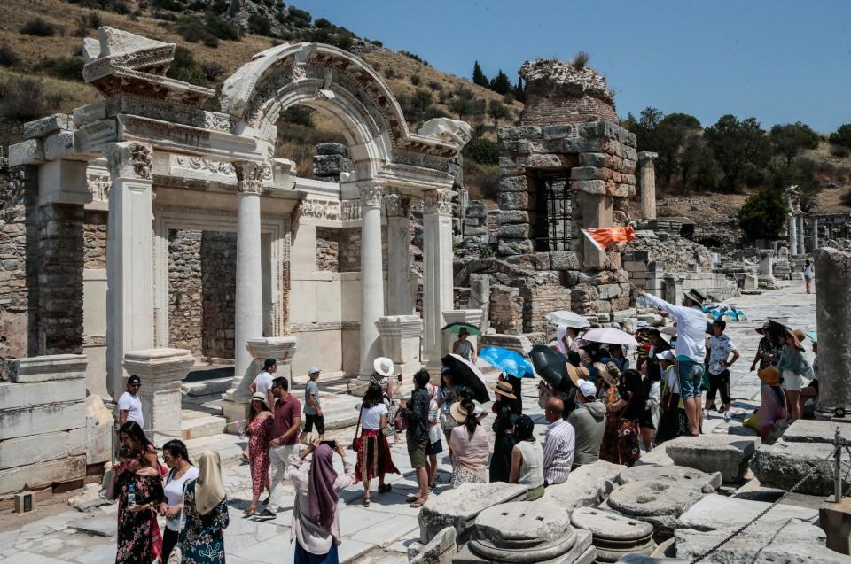 <p>UNESCO Dünya Miras Listesi'ndeki Efes'in bileşenlerinden olan Meryem Ana Evi de özellikle Hristiyanlık için kıymetli yapılar arasında gösteriliyor. Farklı tarihlerde papaların ziyaretiyle önemi artan Meryem Ana Evi, Hazreti Meryem'in ömrünün son yıllarını geçirdiği yer olarak değerlendiriliyor.</p>