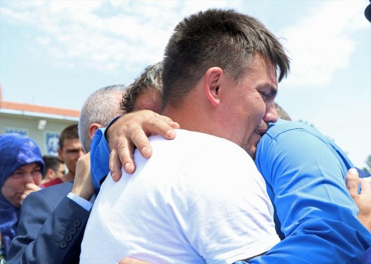 <p> Eşini ve oğlunu kaybeden Astsubay Çavuş Serkan Karakaya'yı babası Mustafa Karakaya teselli etmeye çalıştı.</p>
