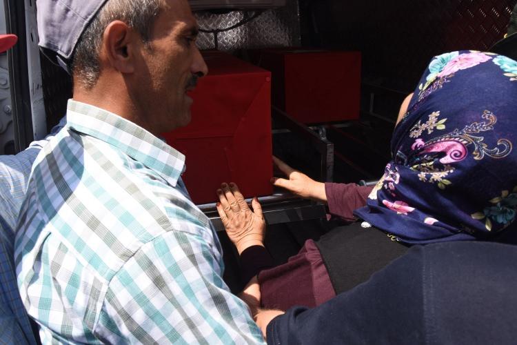 <p>Hakkari'nin Yüksekova ilçesinde, PKK'lı teröristlerin yola tuzakladığı patlayıcının infilak etmesi sonucu 11 aylık bebeği ile hayatını kaybeden asker eşi Nurcan Karakaya'nın naaşı Sivas'ın Şarkışla ilçesindeki evine getirildi.</p>
<p> </p>