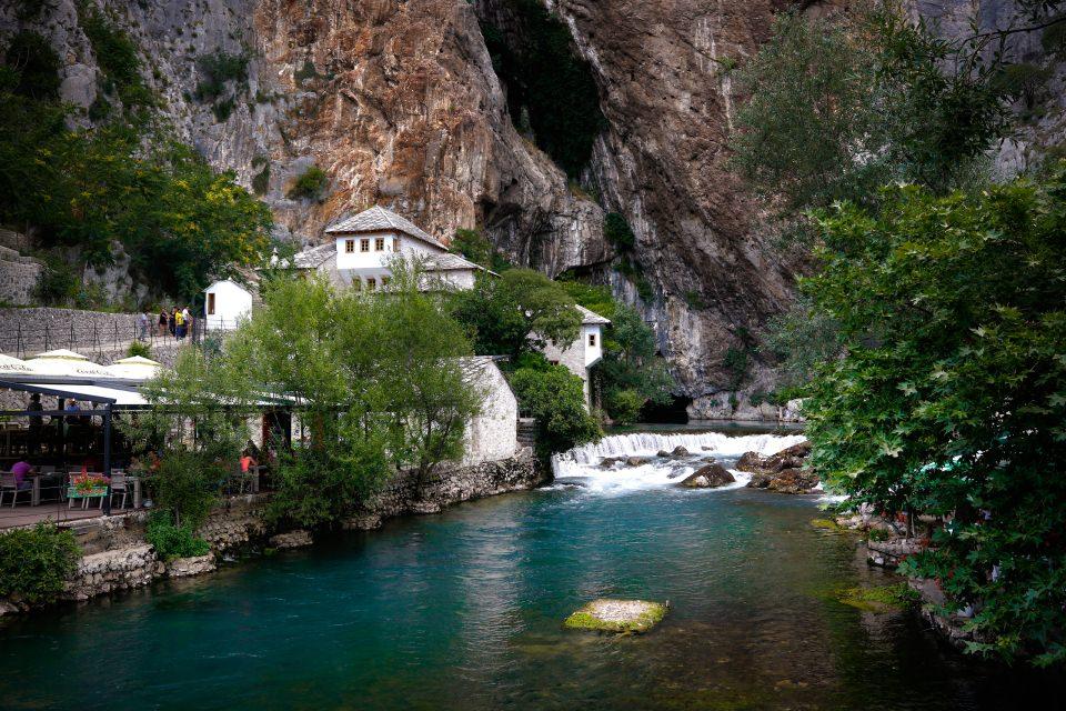 <p>Bosna Hersek denince ilk akla gelen şehirlerinden Mostar, hem doğa güzellikleri hem de Bosna Savaşı (1992-1995) zamanında yaşanan hüzünlü anılarıyla görenleri kendisine hayran bırakıyor.</p>