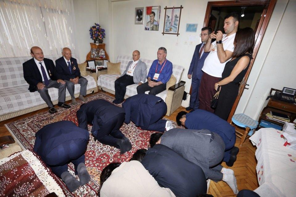 <p>Heyet daha sonra Büyükçekmece’de yaşayan diğer bir Kore gazisi Ahmet Özkan’ı evinde ziyaret etti. Kore heyeti burada da saygılarını göstermek için Kore gazisinin önünde yere kapaklandı. </p>
<p></p>