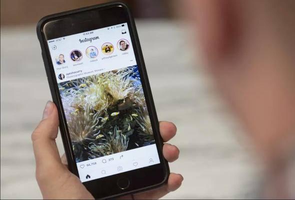 <p>Instagram'da paylaştığınız Hikayeler'le ilgili de daha detaylı rakamlar alabilirsiniz. Örneğin bir hikayenizi kaç kişinin gördüğünü görebiliyorsunuz; ancak bir hikayenizin kaç kez görüntülendiğini merak ediyor musunuz? Aynı kişinin 5 kez hikayenize bakma ihtimalini unutmayın!</p>
