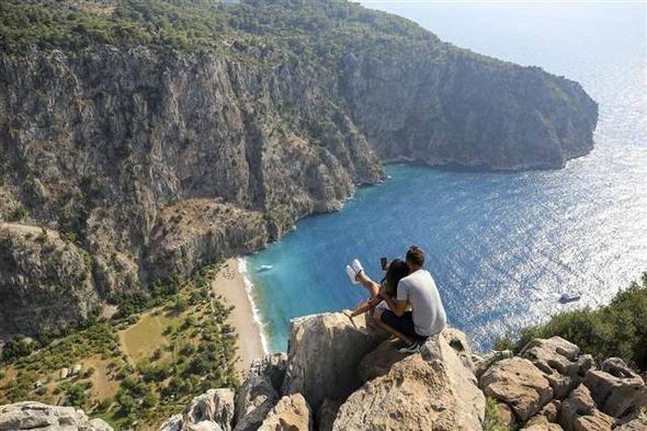 <p>Faralya Mahalle Muhtarı Hasan Karaburun yaptığı açıklamada, vadinin manzarasını izlemek, fotoğraf ya da öz çekim yapmak isteyen kişilerin kayalıklara çıktığını söyledi.</p>
