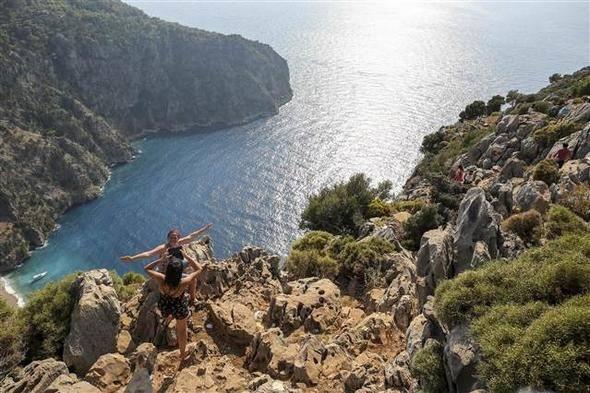 <p>Manzaranın göründüğü kayalıkların orada her zaman 40-50 aracın bulunduğunu belirten Karaburun, "Dünyada iki kelebekler vadisi var. Birisi Yunanistan'da, birisi de burada. Bu güzelliğin değerlendirilmesi gerektiğini düşünüyorum. İnsanların bu kadar fazla ilgi gösterdiği bir noktaya cam teras yapılıp tanıtımı daha da artırılabilir. Kazalar yaşanmasına rağmen önlem de alamıyoruz. Ya bir önlem alınmalı ya da tamamen kapatılmalı. Yoksa kazalar olmaya devam edecek." diye konuştu.</p>
