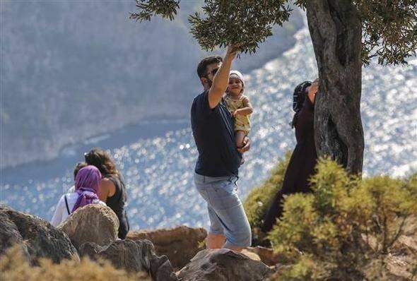 <p>Arkadaşlarıyla Antalya’dan ilçeye tatile gelen Selin Uçan, Kelebekler Vadisi’ne ilk kez geldiğini söyledi.</p>