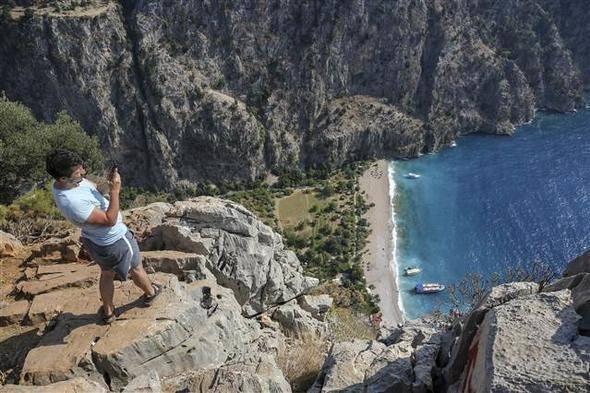<p>Vadinin fotoğraflarını daha önce internetten gördüğünü ve manzaranın kendisini etkilediğini belirten Uçan, "Gerçekten de güzel bir manzarası var. Biz de arkadaşlarımla buraya fotoğraf çekinmek için geldik. Kayalıklarda yürürken bir ara düşecek gibi oldum ve korktum. Biraz risk aldım. Aslında çok da doğru bir şey yapmadım ama sosyal medya uğruna, fotoğraf çekilebilmek için buradayız. Manzara çok güzel görünüyor." dedi.</p>