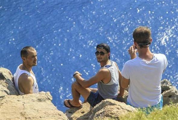 <p>Safranbolu'dan eşiyle tatile gelen Alper Samet Bulut da şöyle konuştu:</p>
<p>"Kelebekler Vadisi'ni görmeye geldim ama yükseklik korkum olduğu için kenara yaklaşamadım. İnanılmaz derecede tehlikeli. Çok korkunç. Şu anda yaklaşamadığım için fotoğraf da çektiremeyeceğim. Benim korkum da olduğu için yaklaşmıyorum. Kesinlikle buraya bir önlem alınması gerekiyor."</p>