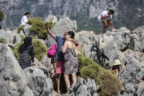 <p>Bolu'dan 5 gün önce tatil için Fethiye'ye gelen Merve Aksoy da Kelebekler Vadisi manzarasında fotoğraf çektirmek için kayalıklara çıktıklarını anlattı.</p>