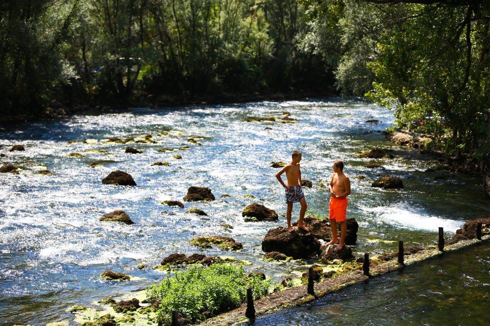 <p>Dünyanın dört bir yanından gelen turistlerin yaz aylarında yüzmek ve doğayı keşfetmek için geldikleri Kravice şelalesi, kış aylarında da şehir gürültüsünden uzaklaşıp dingin zaman geçirilecek bir konumda.</p>