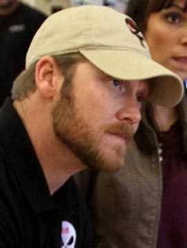 <p><strong>Chris Kyle </strong></p>

<p>1999-2009 yılları arasında Ramadi ve Felluce’de görev yapan SEAL komandosu Chris Kyle’a “Ramadi Şeytanı” lakabını takmış, başına 20 bin dolar ödül koymuşlardı. Irak’ta birçok kez ölümden döndüğü ve 2008’de 1.6 km’den bir direnişçiyi öldürdüğü de söylenen 38 yaşındaki Kyle’ı ecel ülkesinde buldu. “American Sniper” adlı kitabı çok satan Kyle, önceki gece gittiği Teksas’ta bir poligonda vurularak öldürüldü.</p>
