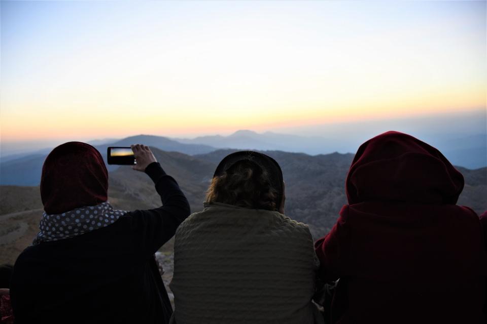<p>Nemrut Dağı'nın farklı kentlere düzenlenen turların birleştiği bir nokta olduğunu ve açık hava müzesi konumunda bulunduğunu dile getirerek, "Nemrut Dağı'na bu yıl içerisinde 45 bin ziyaretçi geldi.</p>
<p> </p>