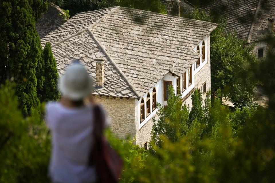 <p>Bosna Hersek'te özellikle yaz aylarında turistlerin ilgisini çeken Mostar, Blagaj, Pocitelj ve Kravice, kültür ve doğasıyla ziyaretçilerini ağırlamaya ve ülkenin güzelliklerini tanıtmaya devam ediyor. </p>
<p> Yazdır</p>
<p> Kopyala </p>
<p> Kaydet </p>