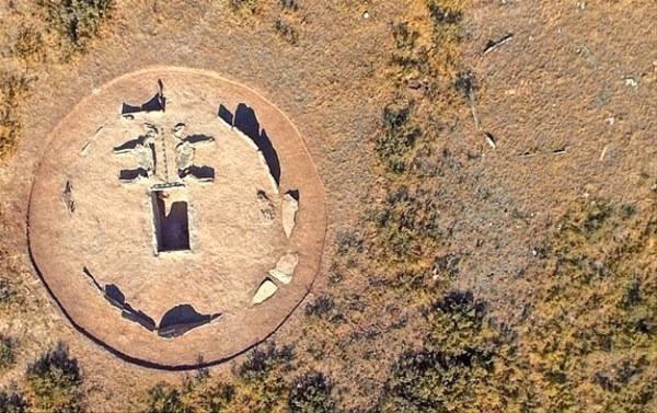 <p>5.000 yıllık mezarın yanı başına Tunç Çağı savaş arabasını çeker vaziyette gömülmüş iki atın öldürülerek yanlarında koşum takımları ile birlikte gömüldüğü anlaşıldı. Tahminlere göre; atların sembolik olarak ölüleri öbür dünyada taşıdığı varsayılıyordu. </p>
<p> </p>