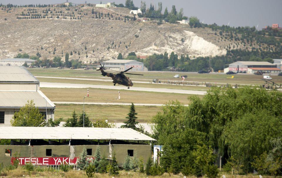 <p>Başkent’te Kara Havacılık Okul Komutanlığının taşınması nedeniyle Isparta'ya gidecek olan 45 helikopter ve uçak havalanmaya başladı. </p>
