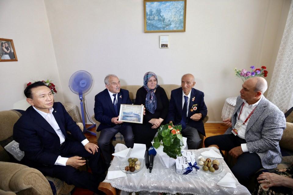 <p>Büyükçekmece'de düzenlenen 19’uncu Uluslararası Kültür ve Sanat Festivali için Büyükçekmece'ye gelen Kore heyeti, ilçede yaşayan Kore gazisi Ekrem Çakır ve Ahmet Özkan'ı evlerinde ziyaret etti. </p>