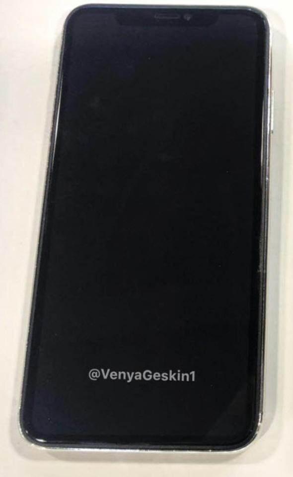 <p>Letonyalı tasarımcı Veniamin Geskin, bu yıl 6.5 inç'lik iPhone X Plus ve 6.1 inç'lik iPhone Dummy modelinin çıkarılacağını öne sürdü. Geskin, telefonların fotoğraflarını da paylaştı.</p>

<p> </p>
