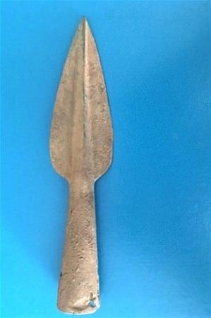 <p>Ama ölen bir erkek de, bir kadın da olabilir. Aşık oldukları için biri diğeri için kendini feda etmiş de olabilir, evli oldukları için biri ölünce diğeri mezara kurban olarak birlikte gömülmüş olabilir. Bunu eldeki verilerle belirlemek imkansız. Bu türden mezarlar bizim bölgemizde nadir değildir ama bu tip mezarların araba şekli verilmiş olması da görülmüş şey değildi" dedi.Karaganda Devlet Üniversitesi'nden arkeolog Viktor Novozhenov</p>
<p> </p>