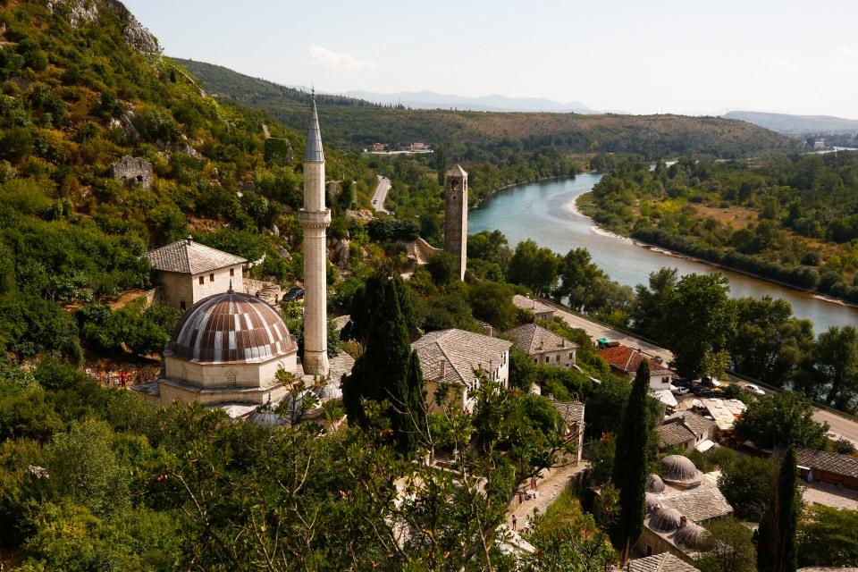 <p><strong>Blagaj'ın tekkesi ve Pocitelj'in Osmanlı kokan havası</strong></p>
<p>Mostar'dan 15 kilometre uzaklıkta bulunan Blagaj da turistlerin "huzur adresi" olarak anılıyor. Osmanlı'dan önce Anadolu'dan gelen dervişlerin kurduğu Blagay Tekkesi'ne ev sahipliği yapan şehir, tekkenin yanında bulunan Buna nehrinin kaynağıyla kartpostallık bir güzellik sunuyor.</p>