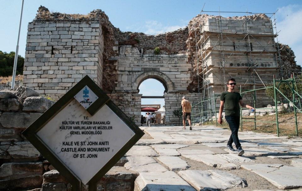 <p>Tatil yaptığı Bodrum'dan turla Efes'e geldiğini aktaran Maximiliem, "Burada çok iyi korunmuş bir kalıntı gördüm. Özellikle kütüphane çok dikkati çekti. Efes'e geldiğim için çok mutlu oldum. Ülkemdeki arkadaşlarıma Efes'e gelmelerini önereceğim." diye konuştu.</p>