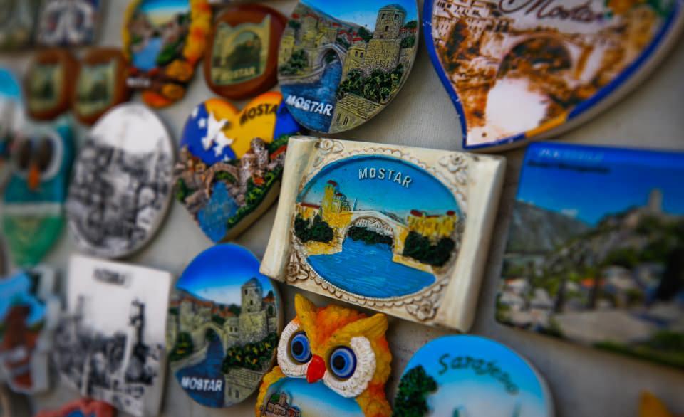 <p>Neretva manzarasıyla 15'inci yüzyılda inşa edilen "taş köy", günümüze ulaşan Şişman İbrahim Paşa Camisi, saat kulesi, kale, medrese, hamam ve hanıyla görenleri kendisine hayran bırakıyor.</p>
