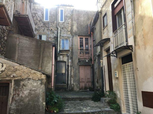 <p>İtalya’nın Sicilya bölgesinde bulunan yaklaşık 11bin nüfuslu Mussomeli şehrinin Belediye Başkanı Giuseppe Catania, evlerin 1 Euro’ya satılmasına karar verdi.</p>
