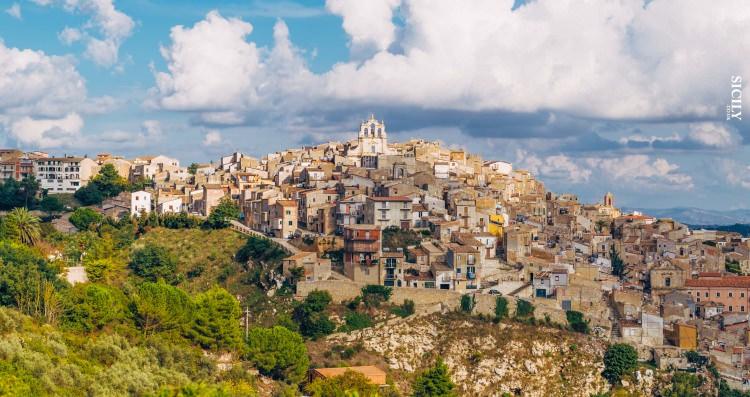 <p>Mussomeli şehrinin ekonomisini ve turizmini güçlendirmek adına eski evleri case1euro.it sitesinde 1 euroya satılığa çıkaran Giuseppe Catania’nın hedefi, yazlıkçı sayısını çoğaltarak kentin ekonomisine can vermek.</p>
