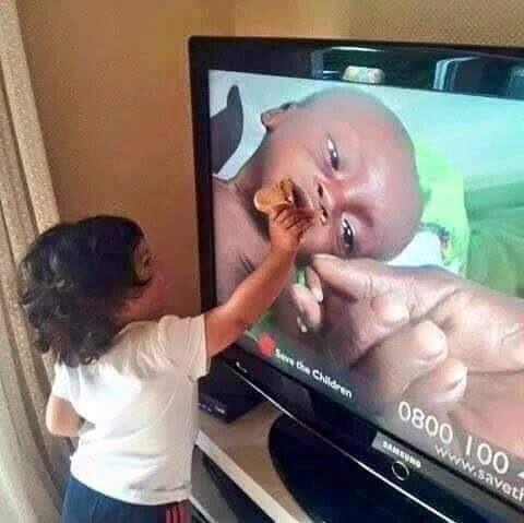 <p>- Televizyondaki bebeğin aç kaldığını düşünerek yemek yedirmeye çalışan koca yürekli kız...</p>
