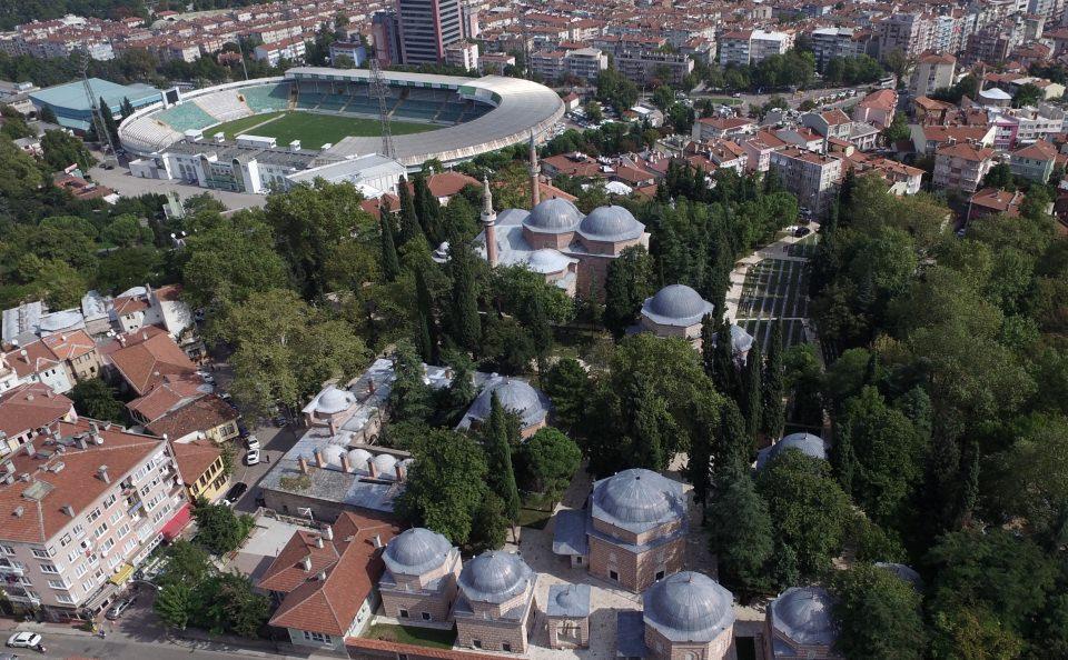 <p>Yıldırım Bayezid'in ölümünden sonra 11 yıl süren Fetret Devri'nin sona ermesiyle yapımına başlanan Osmanlı Devleti'nin yeniden şahlanışını simgeler nitelikteki külliye, Osmanlı mimari eserleri arasında en zengin süslemelere sahip yapılardan oluşuyor.</p>

<p> </p>
