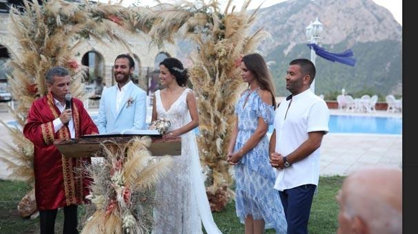 <p>Cansu Tosun'un nikah şahitliğini yakın dostu Leyla Lydia Tuğutlu, Erkan Kolçak'ın şahitliğini ise kuzeni Bülent Şakrak gerçekleştirdi.</p>
