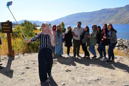 <p>Bitlis’in Tatvan ilçesinde bulunan Nemrut Krater Gölü, bu günlerde şehrin gürültüsünden sıkılan, bir nebze olsun kafa dinlemek isteyen, huzur arayan yada temiz doğa havası solumak isteyen yerli ve yabancı turistlerin akınına uğruyor. </p>

<p> </p>

