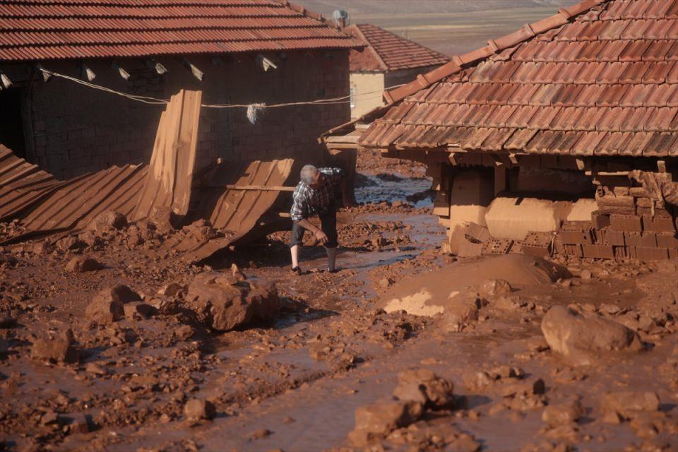 <p>Mahalle sakinlerinden Celal Altuğ ise sel sonrası köylerinin tanınmaz hale geldiğini ifade etti.</p>
<p> </p>