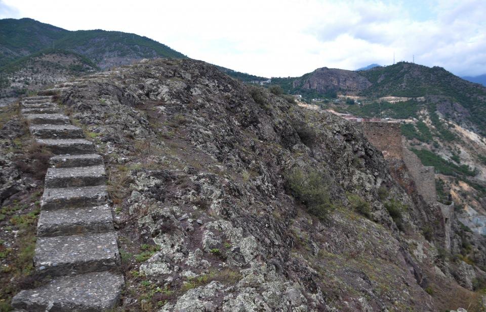 <p><strong>"Askeri alan içinde olduğu için korunmuş"</strong></p>
<p>Artvin Belediye Başkanı Mehmet Kocatepe de geleceğini turizmde arayan bir kentin, turizme yönelik tüm değerlerini gün yüzüne çıkarmaya çalıştıklarını söyledi.</p>
<p>Kentin doğal güzelliklerinin yanı sıra tarihi değerlere de sahip olduğuna işaret eden Kocatepe, "Artvin Kalesi de ilimizdeki onlarca değerden bir tanesi. Artvin Kalesi yıllarca ziyaret edilemeyen, uzaktan bakılamayan bir kale. Biliyoruz ki tarihi eserlerimize sahip çıkmadığımızda ya insan eliyle yok ediliyor veya bakımsızlıktan çöküp gidiyor. Askeri alan içinde olduğu için korunmuş ve dönem dönem de bakımları yapıldığı için sapa sağlam ayakta." </p>