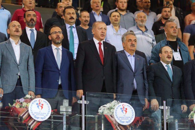 <p>Cumhurbaşkanı Recep Tayyip Erdoğan, Çaykur Rizespor - Kasımpaşa maçını Çaykur Didi Stadyumu'nda izledi.</p>

