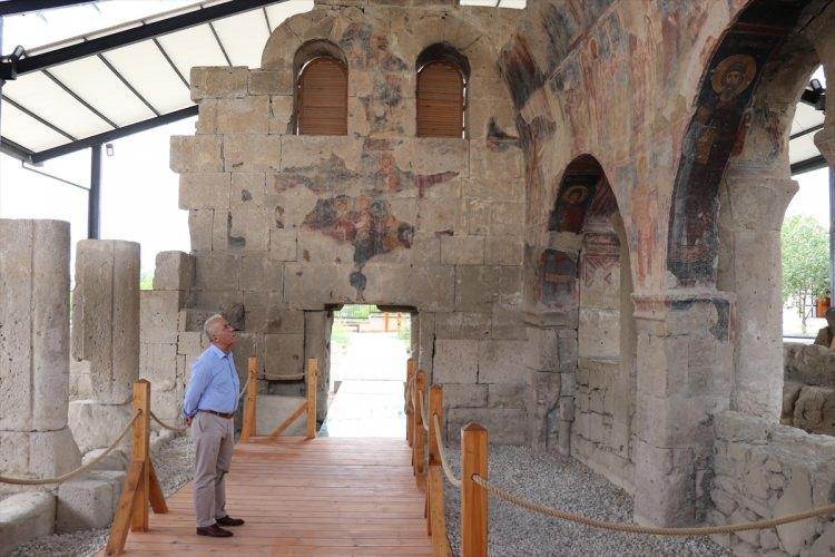 <p>Yaklaşık 22 yıldır devam eden çalışmalarla çevre düzenlemesi, ziyaretçiler için yürüyüş yolu yapılan kilisedeki restorasyonda, son aşamaya girildi. Duvarlarında Hz. İsa'nın hayatından kesitler bulunan, Fransa'nın Bordo kentinden başlayıp Kudüs'e kadar uzanan kutsal hac yolundaki kilisenin açılışı için gün sayılıyor.</p>
