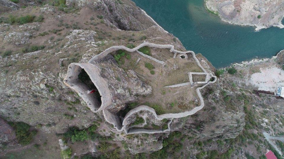 <p>2004 yılında restorasyonu yapıldıktan sonra 2012 yılı içerisinde ışıklandırılan şehrin en eski tarihi yapısı özelliğine sahip kalenin, Artvin Belediyesi'nin girişimleriyle çevre düzenlemelerinin yapılmasının ardından ziyarete açılması planlanıyor.</p>
<p> </p>