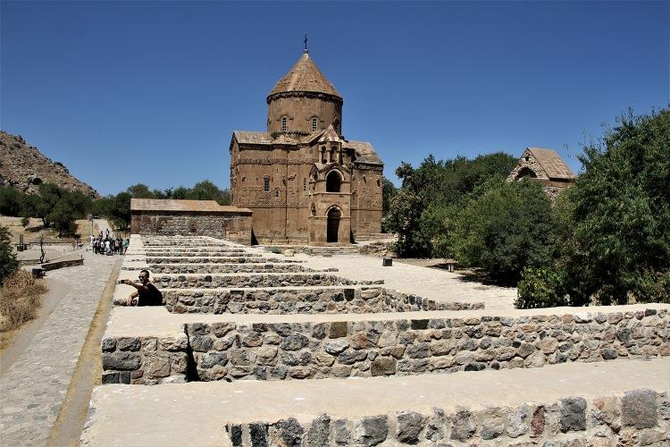 <p><strong>Anıt müzeyle ilgili UNESCO sürecini 2015'te başlattıklarını anımsatan Aktuğ, şöyle konuştu: </strong></p>
<p>"Gerekli şartları taşıyan adamız, 2015'te geçici miras listesine alındı. Müzeler Genel Müdürlüğü ile yaptığımız görüşmeler sonucunda anıt müzenin asil listeye alınmasıyla ilgili zaman sıkıntısının kalmadığı bize iletildi. Akdamar, kalıcı listeye girmeyi hak eden tarihi bir miras."</p>