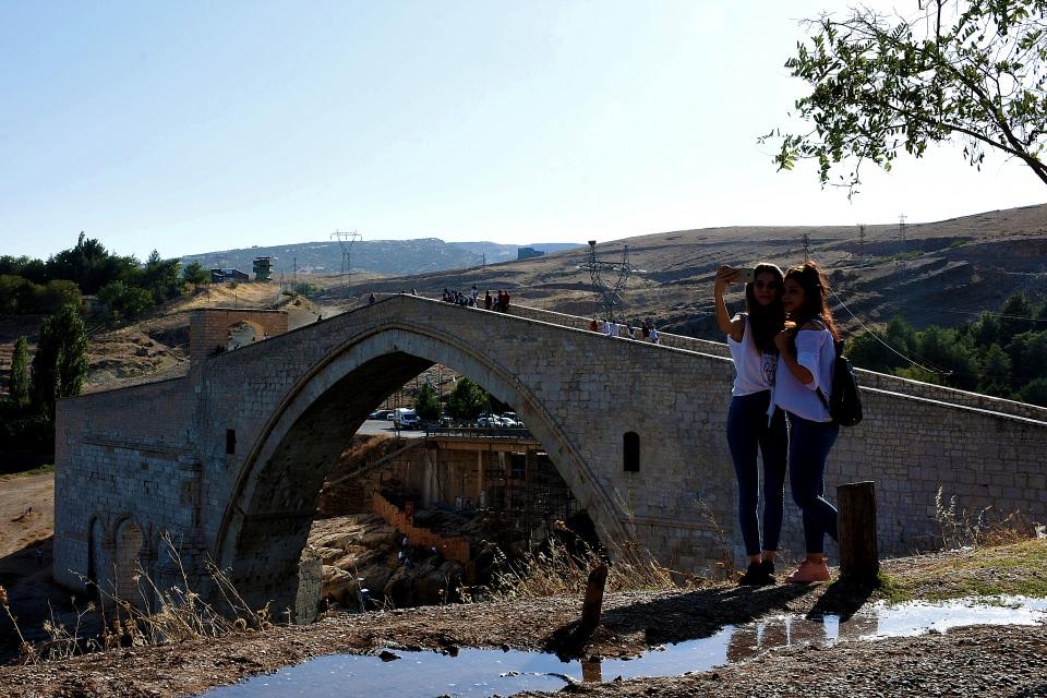 <p>Diyarbakır'ın Silvan ilçesinde Batman Çayı üzerine kurulan ve Diyarbakır-Tebriz Kervan Yolu güzergahında bulunan anıtsal yapı, 40,86 metrelik sivri kemeri ile dünyanın en uzun taş kemere sahip köprü özelliğini taşıyor.</p>

<p> </p>
