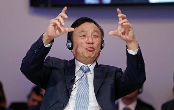 <p>Çin ordusundan emekli olan Ren Zhengfei’nin apartman dairesinde 3 bin dolar sermaye ile kurduğu Huawei, akıllı telefon pazarında liderliğe doğru gidiyor. Çiçek anlamına gelen Huawei, dünyada Apple’ı sollayarak gözüne Samsung’u kestirdi.</p>

<p> </p>
