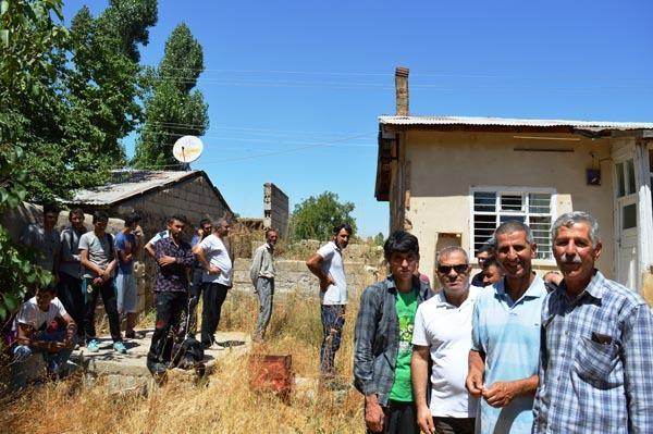 <p>Kadın, çocuk ve bebeklerin de aralarında olduğu 80 kaçak göçmen daha sonra olay yerine gelen polisler tarafından araçlara bindirilerek Erciş İlçe Emniyet Müdürlüğüne götürüldüler.</p>