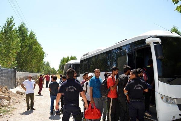 <p>İnsan tacirlerinin yakalanması için Erciş İlçe Eminiyet Müdürlüğü ekiplerince çalışma başlatılırken, kaçak göçmenlerin ise sağlık kontrollerinin ardından, sınır dışı edilmek üzere Van Emniyet Müdürlüğü’ne teslim edileceği kaydedildi.</p>