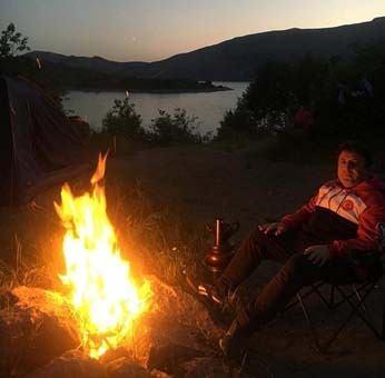 <p><strong>“Nemrut’un gündüzü ayrı gecesi ayrı güzel”</strong></p>

<p>Nemrut Krater Gölü’ne gezi düzenleyip gece kamp yapan grup üyelerinden Ömer Uğur, adeta bir doğa harikası olan Nemrut Krater Gölü’nün gündüz ayrı, gece ayrı bir güzelliğe sahip olduğunu söyledi. Yakın arkadaşlarıyla birlikte sık sık Nemrut Krater Gölü’ne doğa yürüyüşleri ve gezi programları düzenlediklerini ifade eden Ömer Uğur, “Son yıllarda ise geceyi kamp yaparak geçirmeye başladık. </p>
