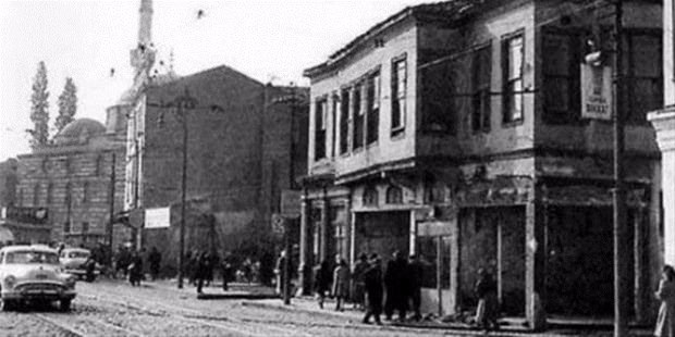 <p>Muayene esnasında Şehzade Âbid Efendi´nin mahzun bir hâlde karşısında durduğunu gören Abdülhamid, 'Ağlama oğlum. İyiyim, üzülme.' diyerek onu teskin etti...</p>
