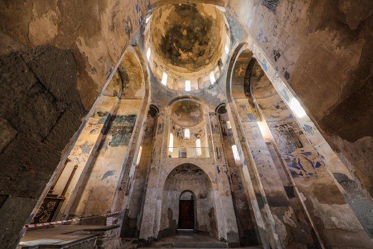<p>Yeşil ile mavinin buluştuğu gölün eşsiz koyları arasında yaklaşık yarım saatlik yolculukla adaya ulaşabilen ziyaretçiler, badem ağaçları arasındaki yürüyüş yollarını takip ederek ihtişamı, süslemeleriyle büyüleyen anıt müzeyi ziyaret ediyor.</p>

<p> </p>
