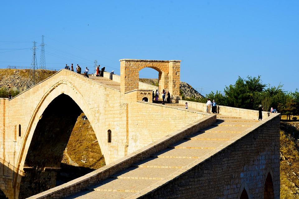 <p>Dicle Üniversitesi Eğitim Fakültesi Öğretim Üyesi Doç. Dr. İrfan Yıldız, AA muhabirine, Malabadi Köprüsü'nün, Bosna Hersek'teki Mostar ve Sokulu Mehmet Paşa köprülerinin inşasına yol açan kültür ve teknik birikime önemli katkı sağladığını söyledi.</p>

<p> </p>
