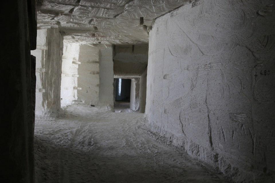 <p>Türkiye'nin önemli turizm merkezlerinden Kapadokya bölgesi, dünyada bir benzeri daha olmayan kayadan oyma doğal yer altı müzesine kavuşuyor.</p>
